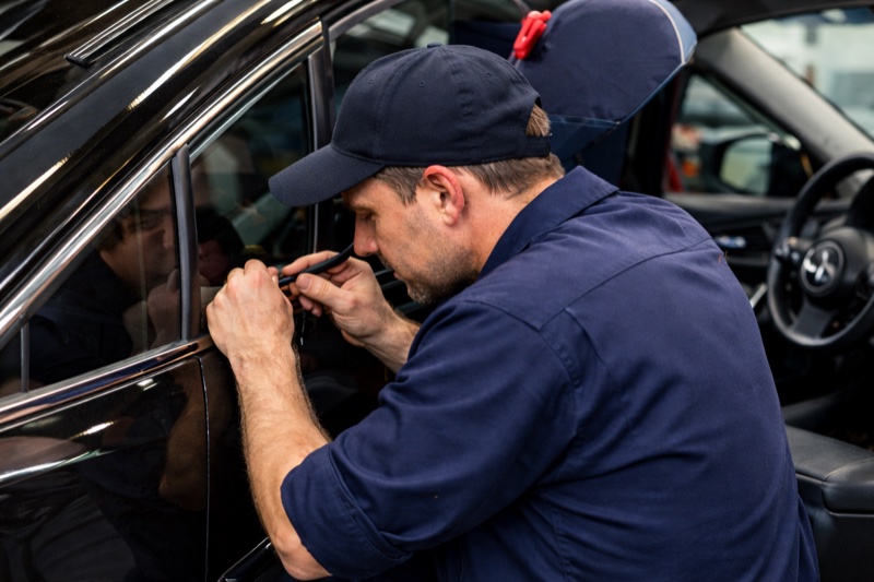 Serrurier automobile ouvrant une portière de voiture sans dommage à Bordeaux